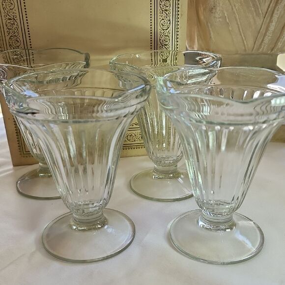 Vintage Set Of 4 Tulip Ribbed Icecream Sundae Parfait Glasses - Picture 1 of 1